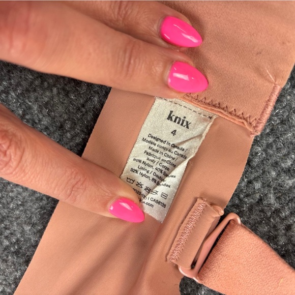 KNIX Women’s Peach Colored V-Neck Removable Pads Wireless Bra size: 4 - Picture 8 of 9